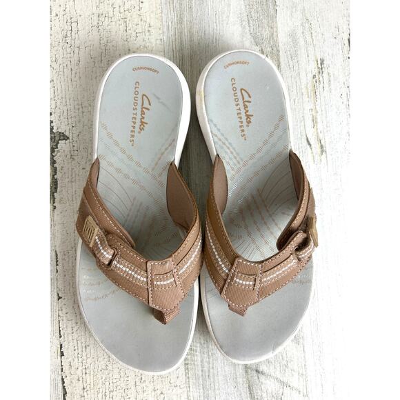 Clarks Women’s 7 Cloudsteppers Tan Breeze Slip-On Flip Flop Leather Sandals - Picture 2 of 7